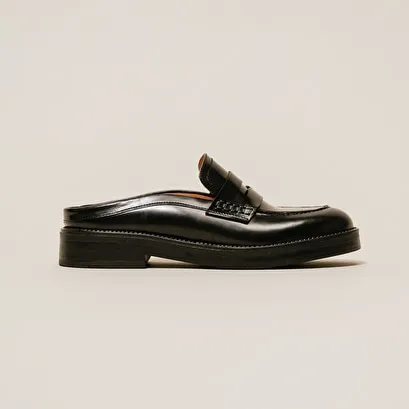 Flat heel loafers with round toe in black shiny leather