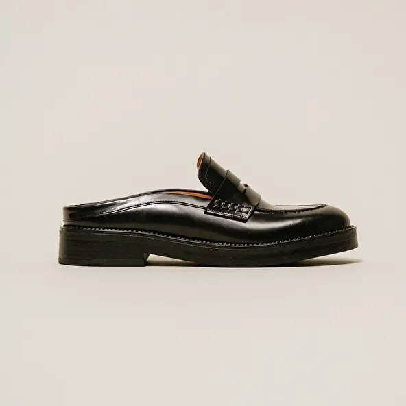 Flat heel loafers with round toe in black shiny leather