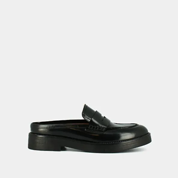 Flat heel loafers with round toe in black shiny leather