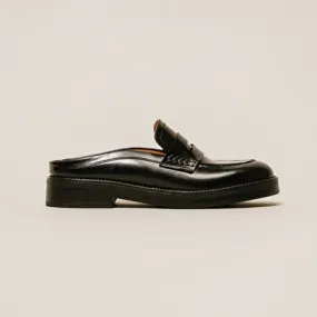 Flat heel loafers with round toe in black shiny leather