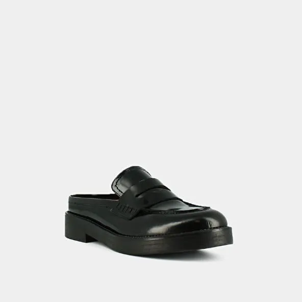 Flat heel loafers with round toe in black shiny leather