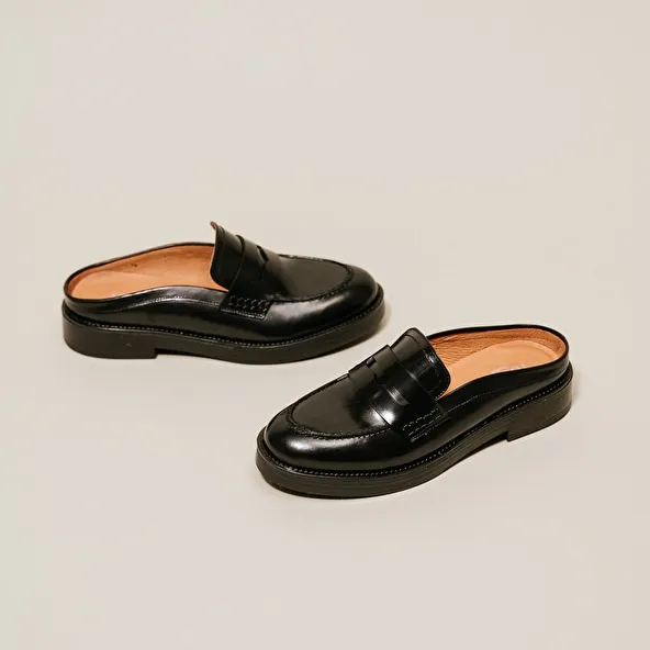 Flat heel loafers with round toe in black shiny leather