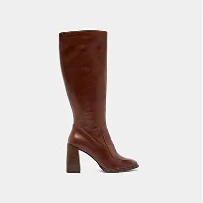 High boots with square toes in brown leather