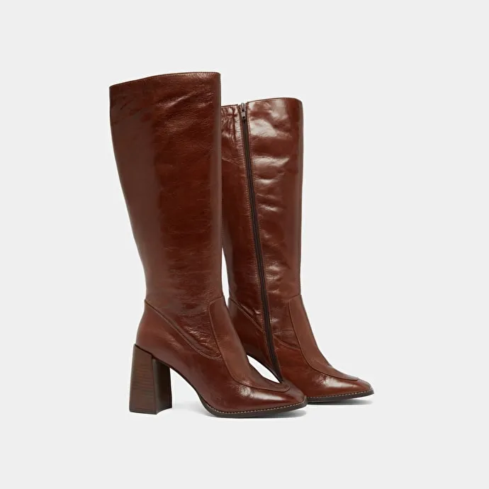 High boots with square toes in brown leather