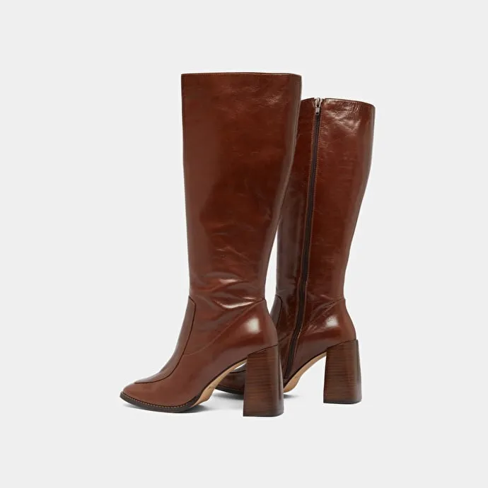 High boots with square toes in brown leather