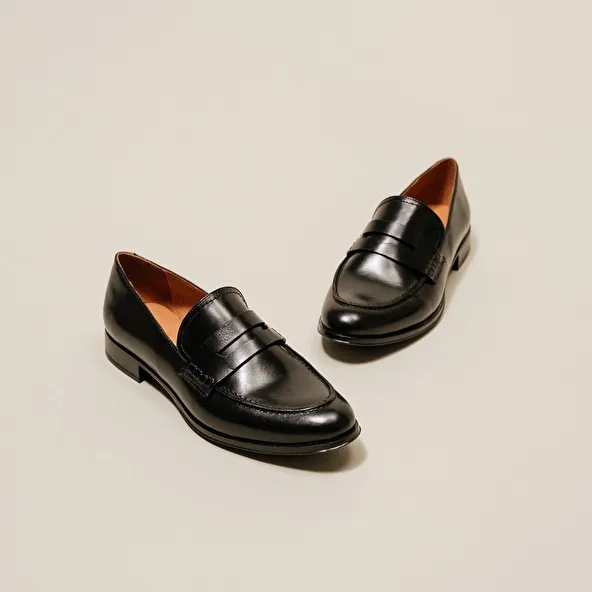 Loafers with rounded toe and small heel in black leather