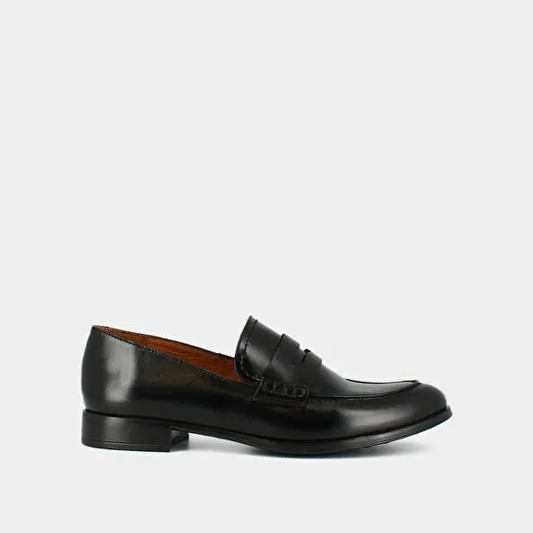 Loafers with rounded toe and small heel in black leather