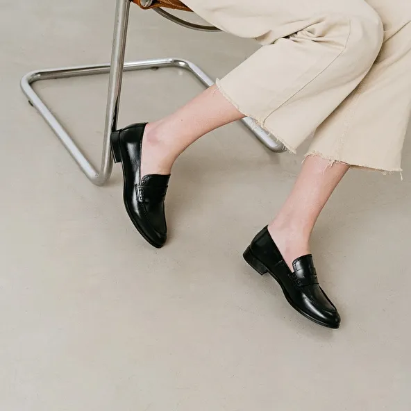 Loafers with rounded toe and small heel in black leather