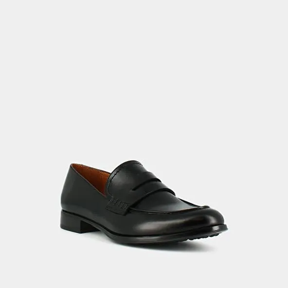 Loafers with rounded toe and small heel in black leather