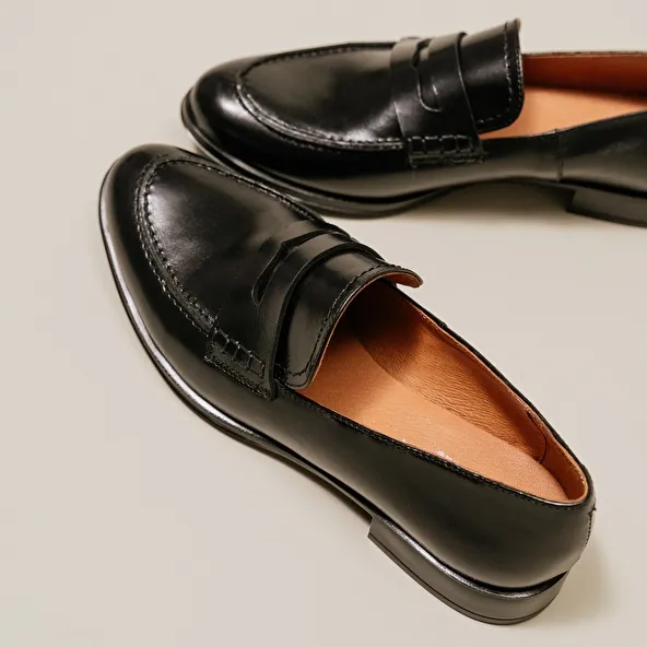 Loafers with rounded toe and small heel in black leather