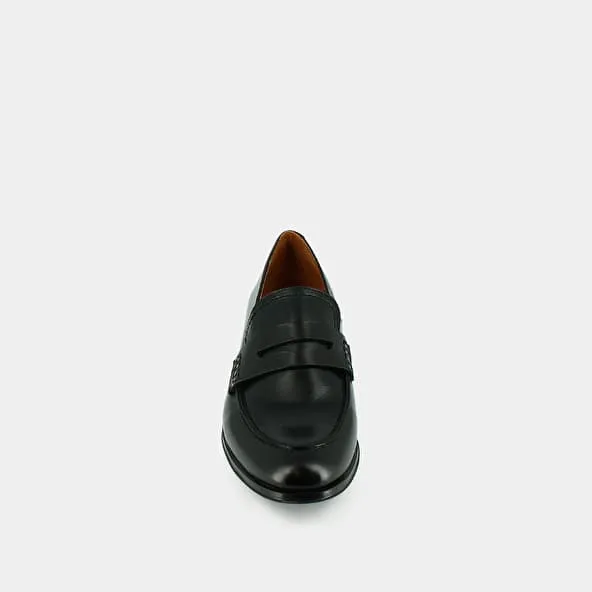 Loafers with rounded toe and small heel in black leather